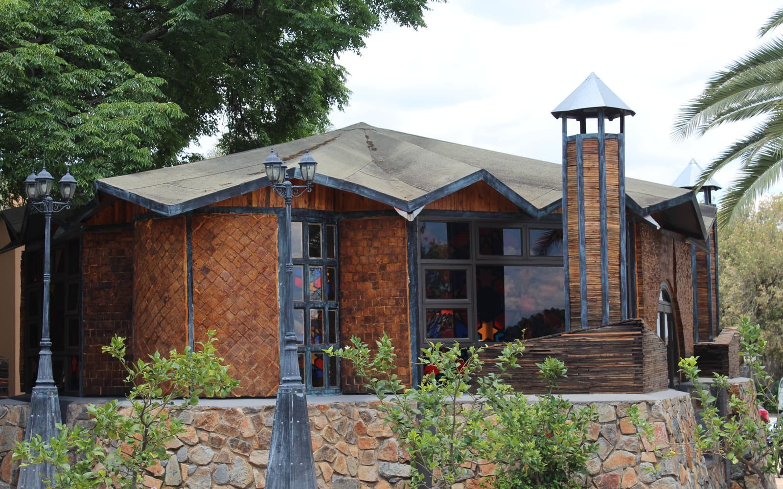 Community building using reclaimed timber